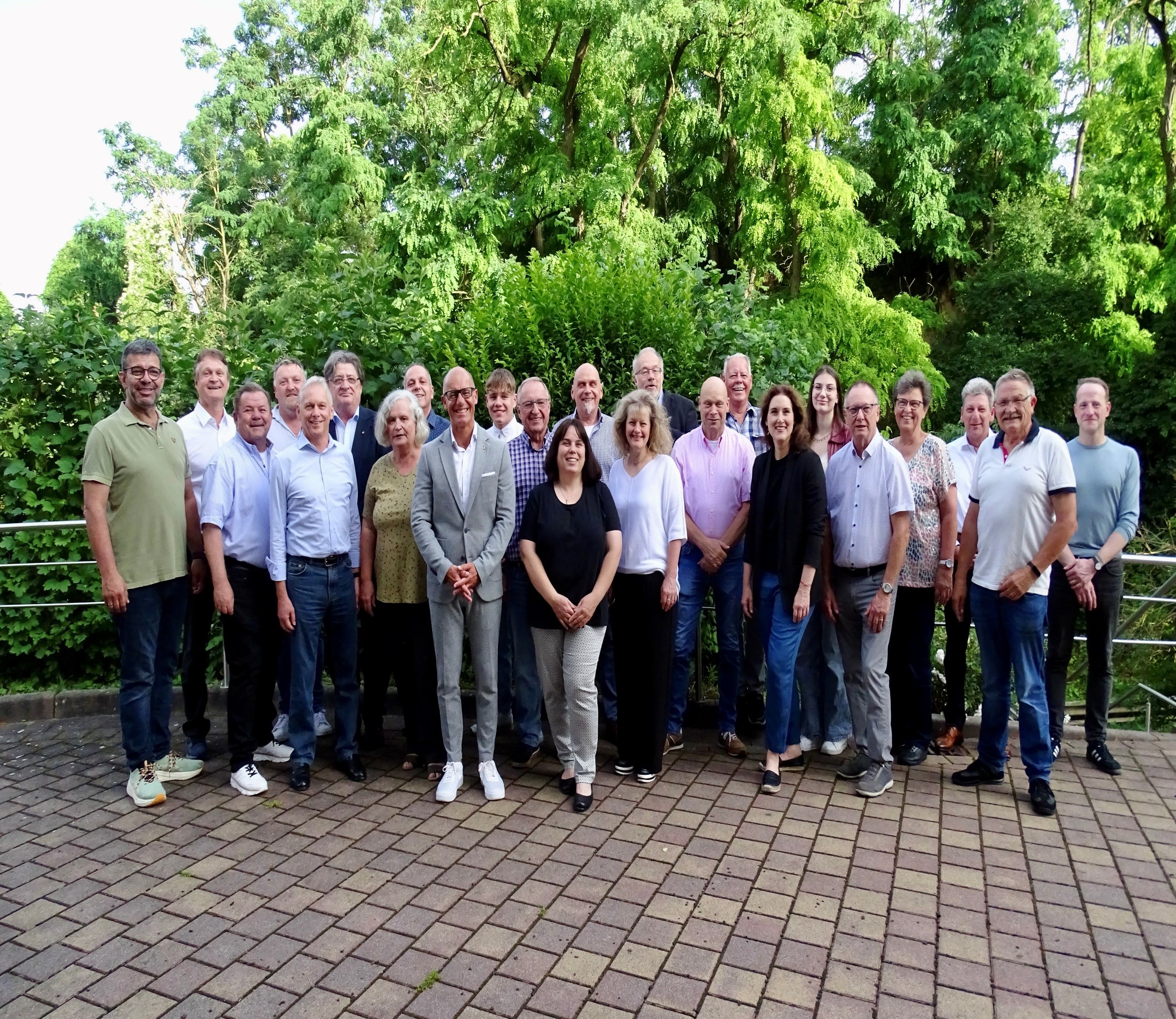 Gemeinderatsmitglieder des neuen und alten Gemeinderates der Ortsgemeinde Nackenheim vor der konst. Sitzung am 2024_07_01 Quelle: OG Na