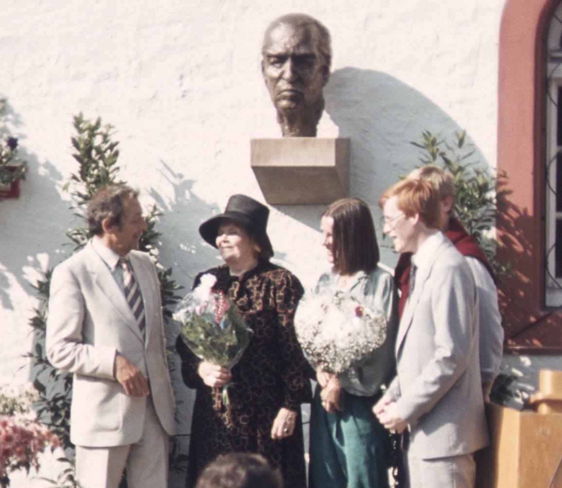 Foto von der Enthüllung Ortsbürgermeister Günter Ollig, Alice Herdan-Zuckmayer, Ursula Bertram, Christoph Schmitz und dahinter JU-Vorsitzender Gotthard Mann Quelle: Ortsgemeinde Nackenheim