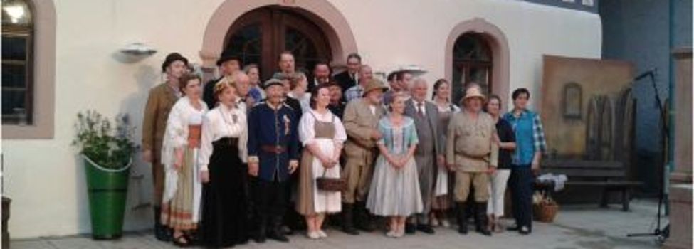 "Der fröhliche Weinberg" von Carl Zuckmayer gespielt vor dem Nackenheimer Rathaus 2016 Quelle: Rebecca Koss