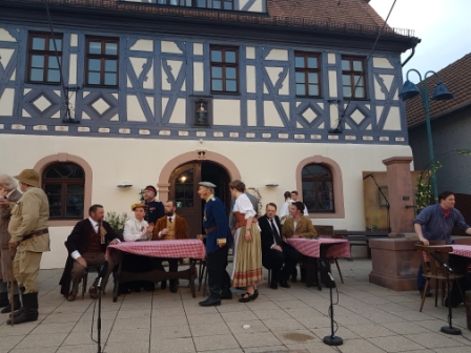 Aufführung "Der fröhliche Weinberg" 2016 vor dem Nackenheimer Rathaus (Foto privat)