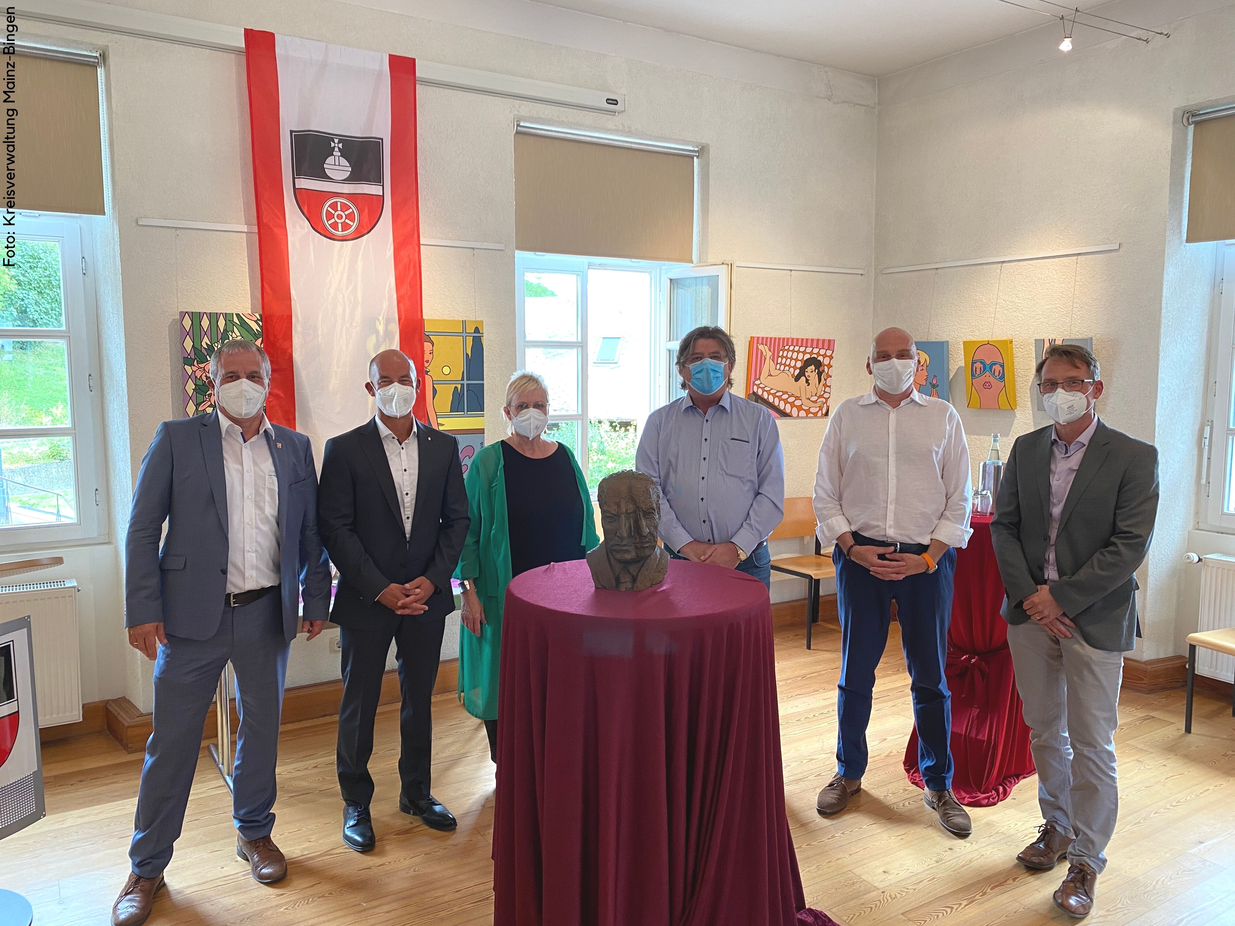 PM 2108 Zuckmayer Foto Übergabe Büste an das Ortsmuseum.jpg Quelle: KV Mainz-Bingen PM 2108 Zuckmayer Foto Übergabe Büste an das Ortsmuseum.jpg Quelle: KV Mainz-Bingen